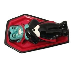 Dracula & Coffin Salt & Pepper Shaker NEW Cracker Barrel 2024 Halloween